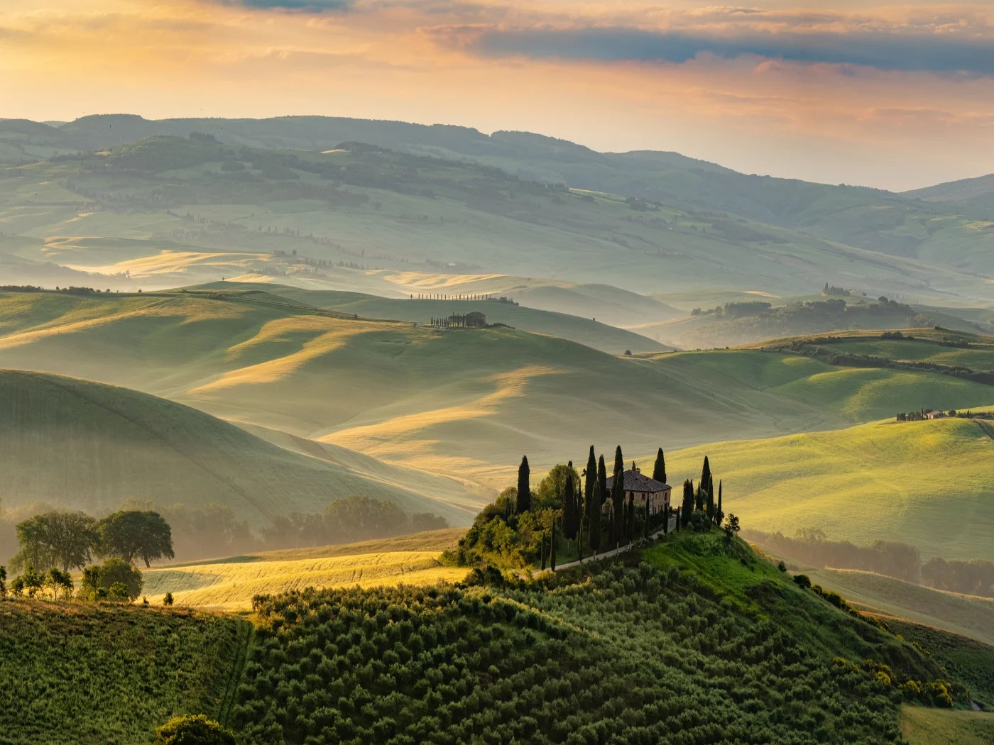 alba su paesaggio collinare